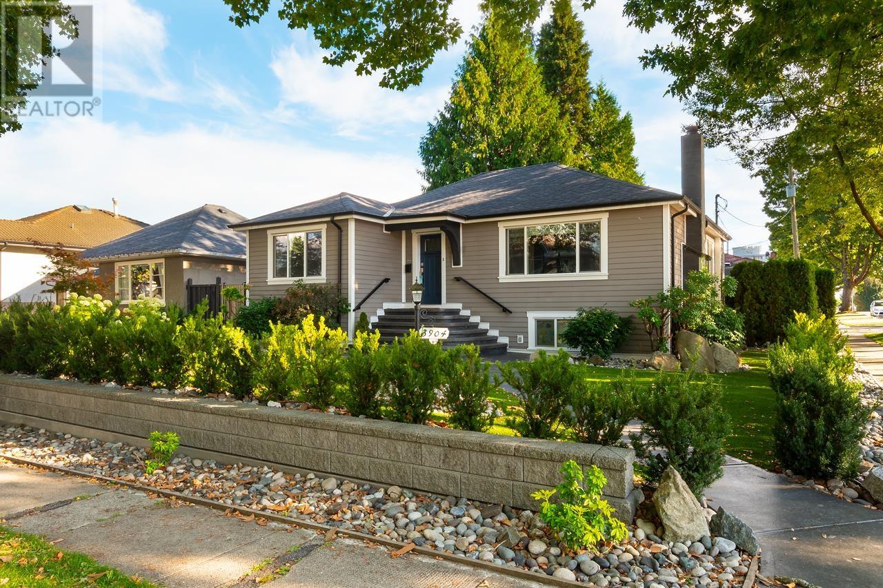 3904 Triumph Street, Burnaby, British Columbia  V5C 1Y8 - Photo 2 - R2813704