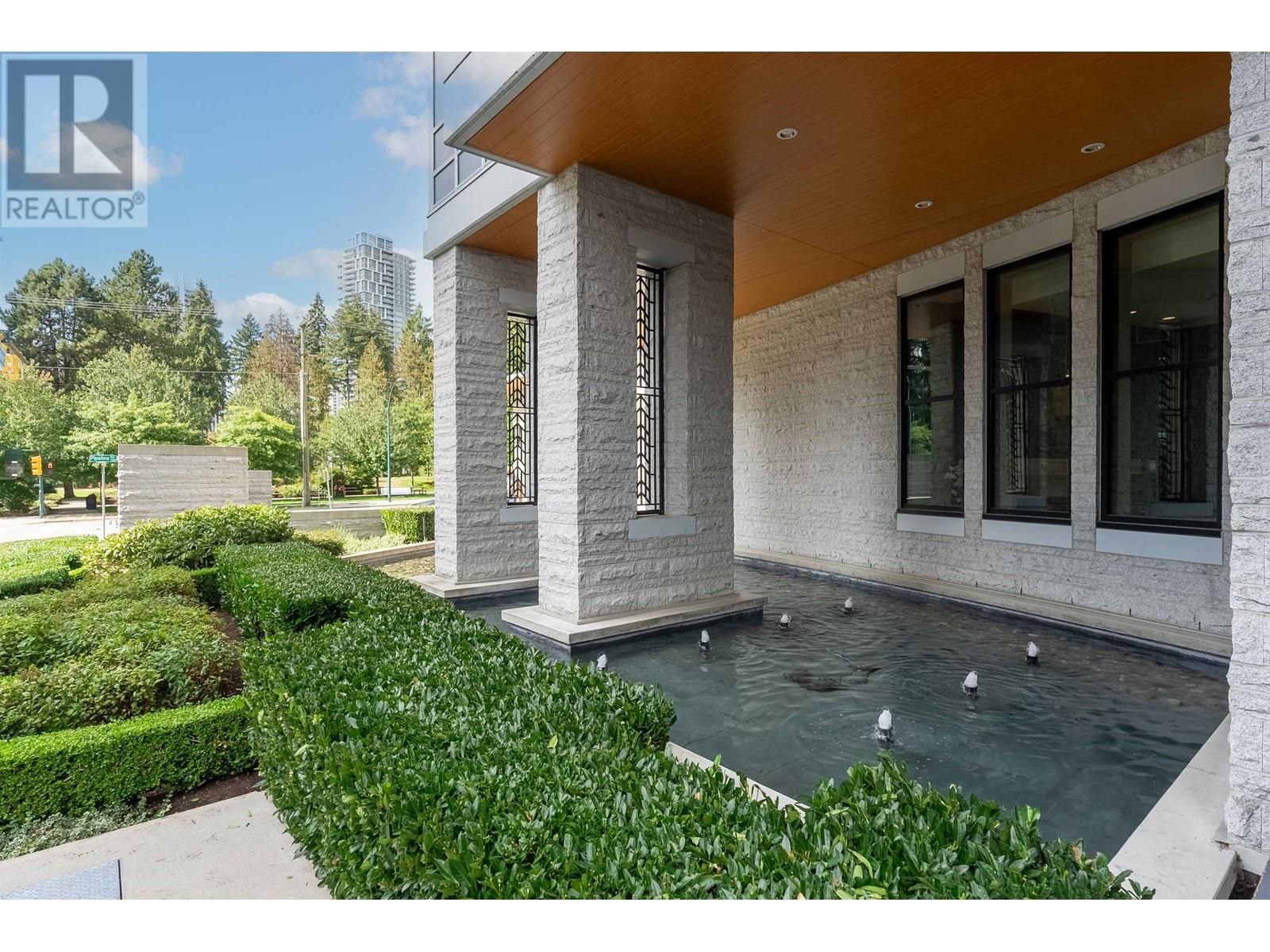 901 3093 Windsor Gate, Coquitlam, British Columbia  V3B 0N2 - Photo 2 - R2813765