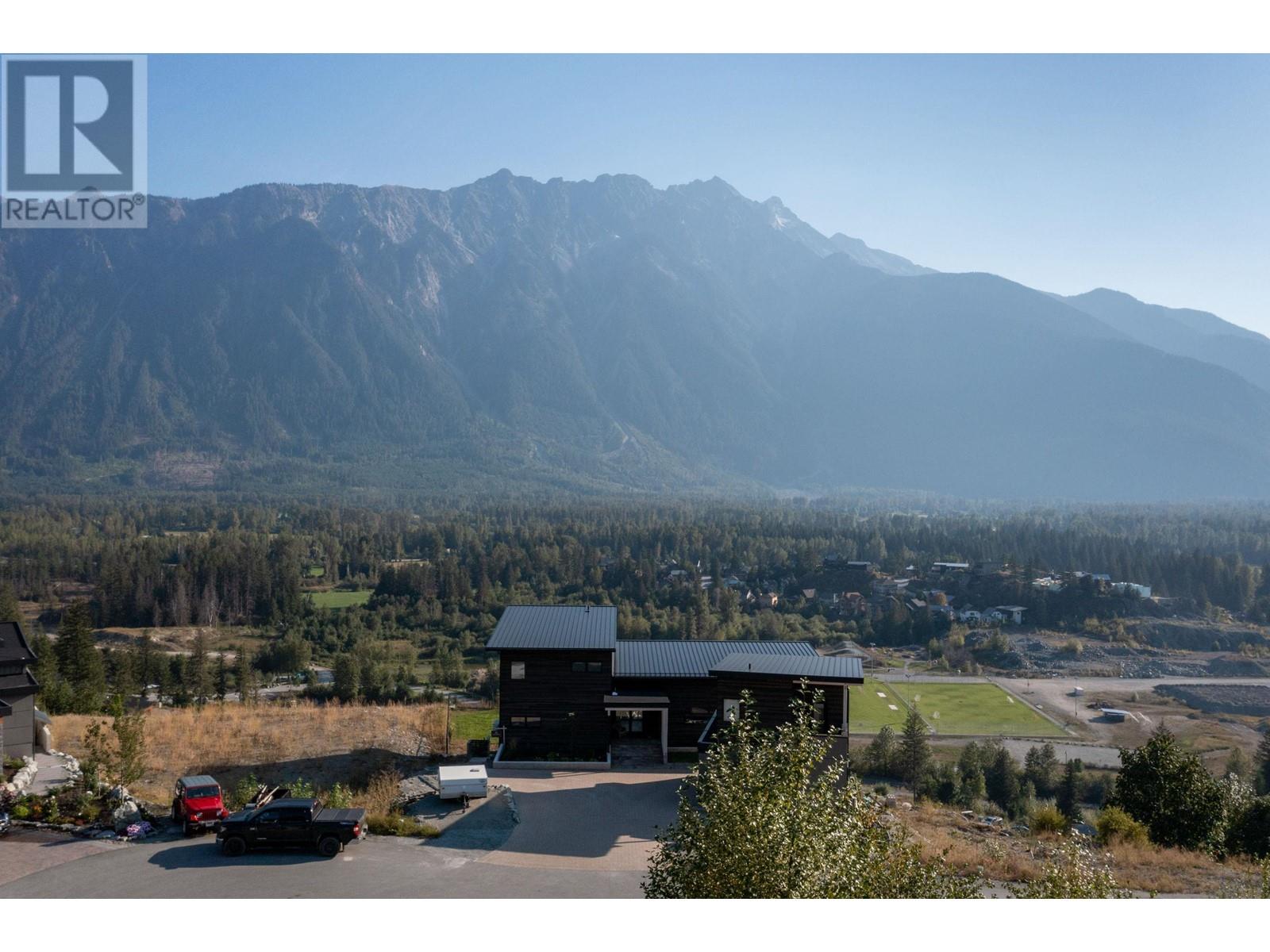 1602 Sisqa Peak Drive, Pemberton, British Columbia  V0N 2L1 - Photo 5 - R2813943