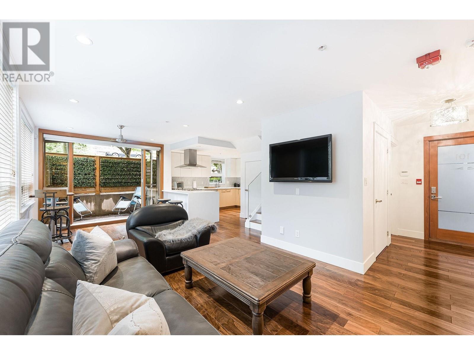 101 2200 Caledonia Avenue, North Vancouver, British Columbia  V7G 1T9 - Photo 2 - R2813924