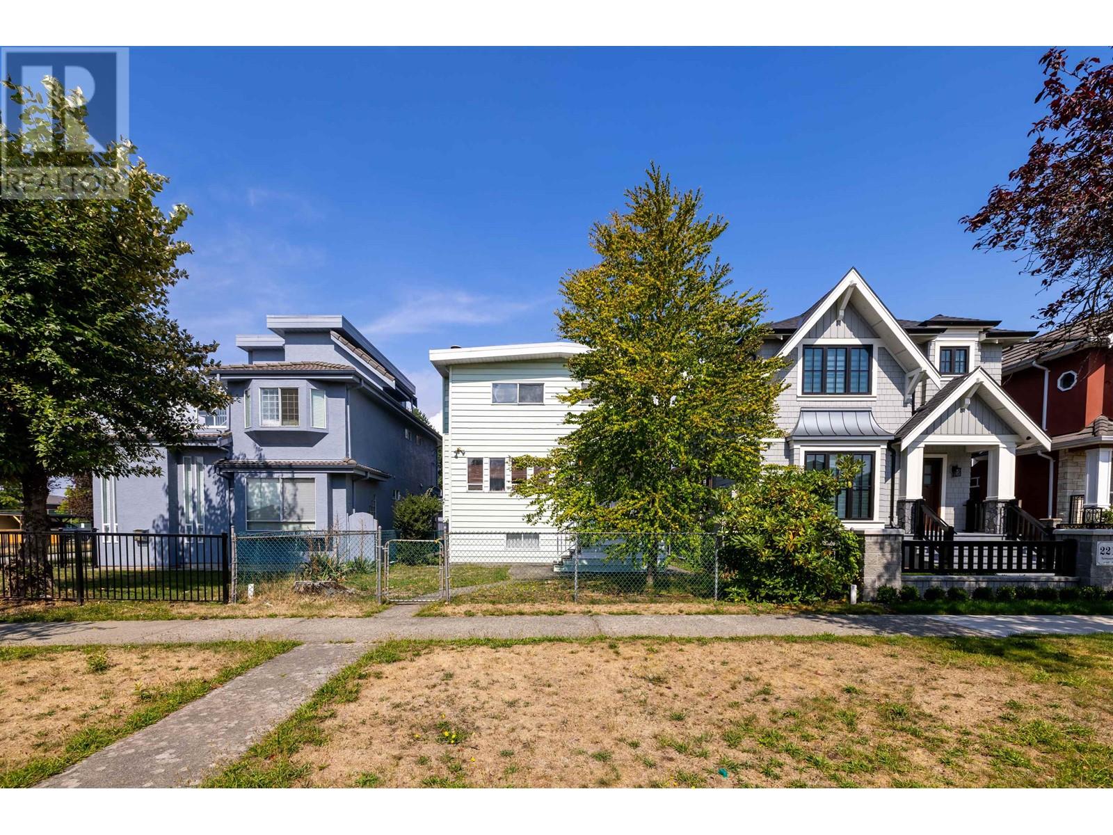 Listing Picture 2 of 16 : 2205 NEWPORT AVENUE, Vancouver / 溫哥華 - 魯藝地產 Yvonne Lu Group - MLS Medallion Club Member