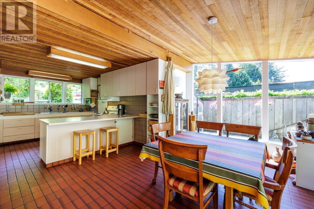 6040 Marine Drive, West Vancouver, British Columbia  V7W 2S3 - Photo 1 - R2814043