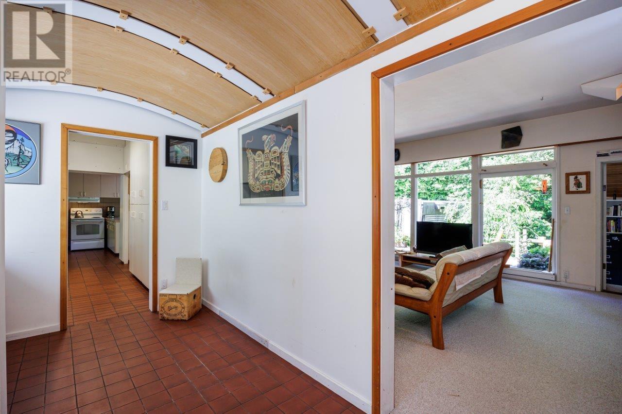 6040 Marine Drive, West Vancouver, British Columbia  V7W 2S3 - Photo 2 - R2814043