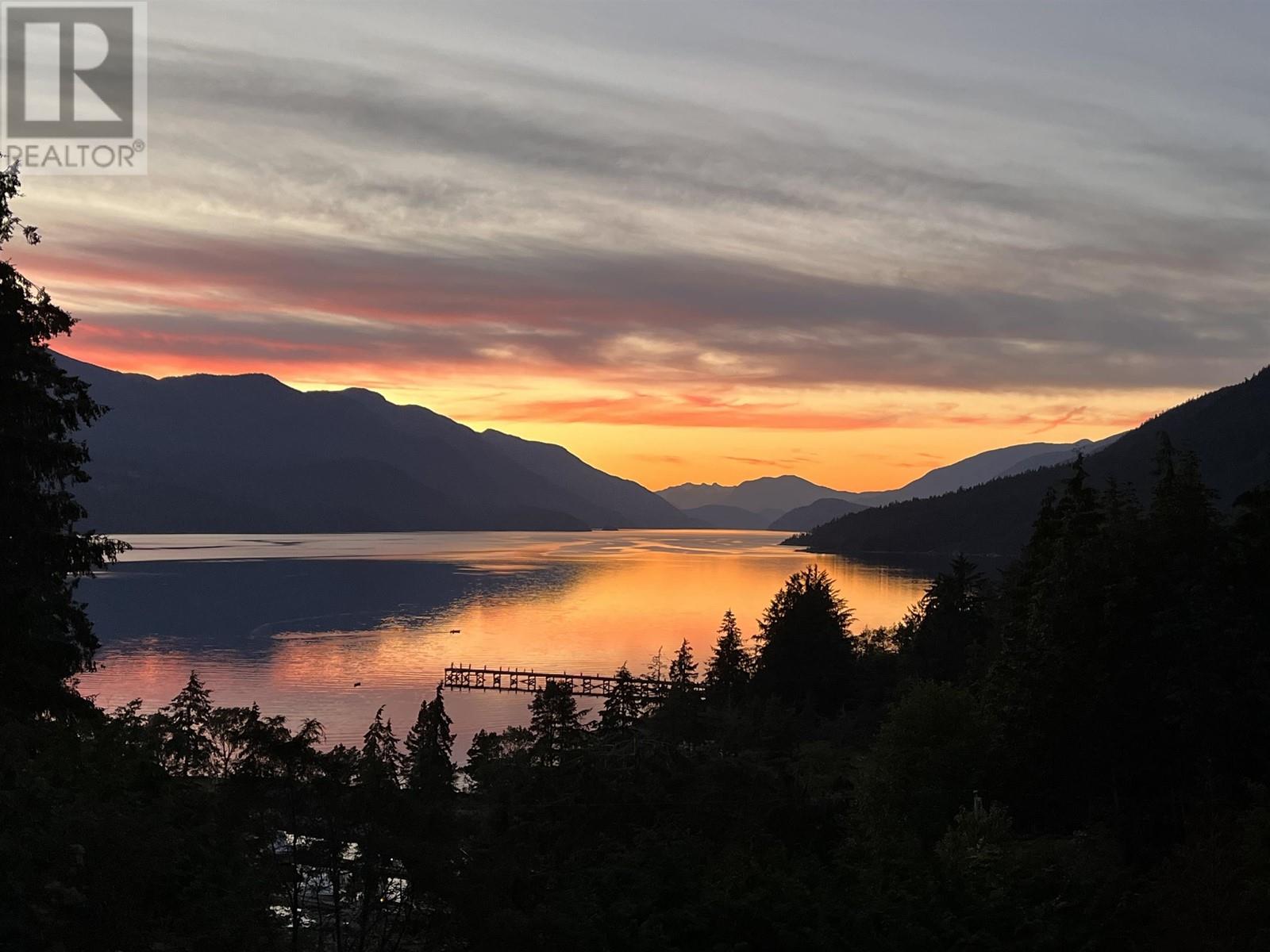 5809 Tillicum Bay Road, Sechelt, British Columbia  V7Z 0C7 - Photo 2 - R2802368