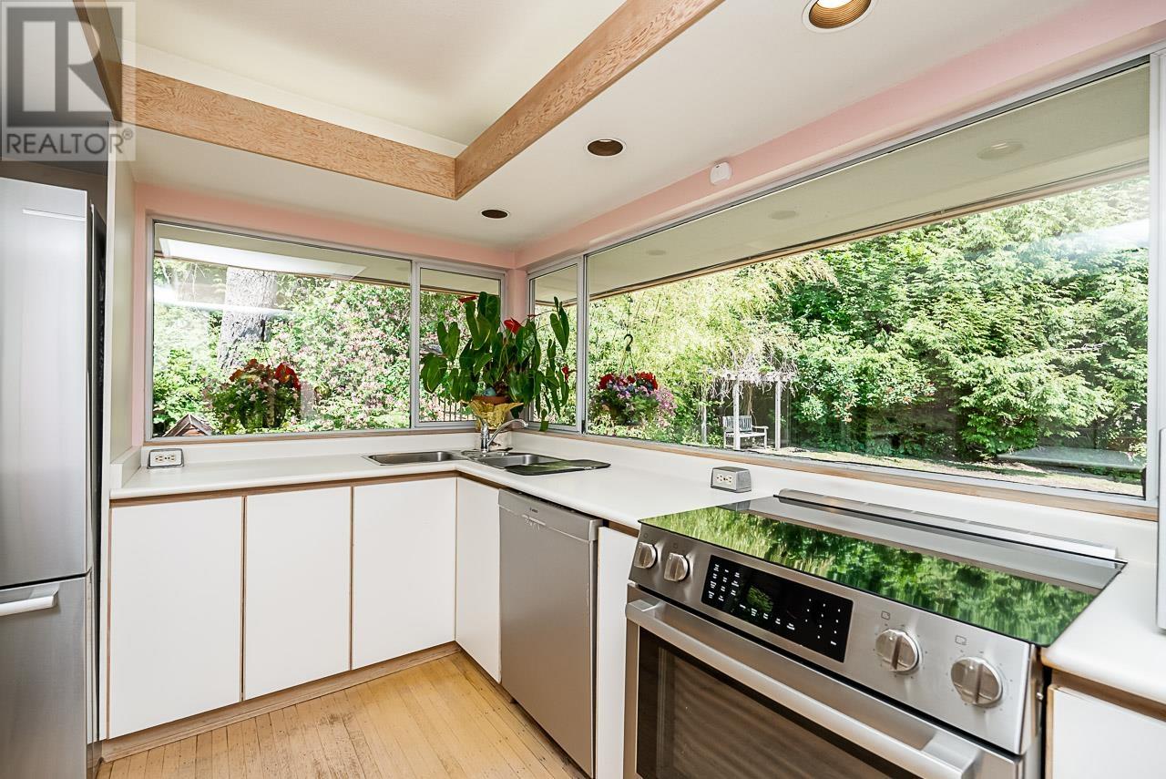 405 Bury Lane, West Vancouver, British Columbia  V7S 1K4 - Photo 6 - R2814352