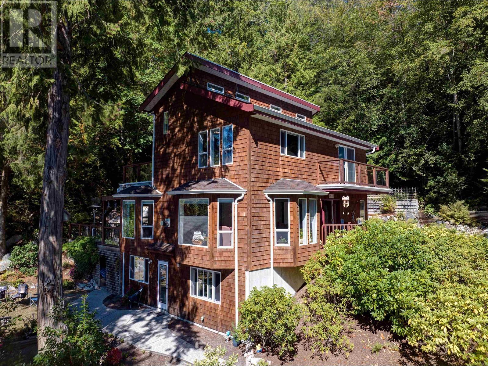 5692-5694 Carmel Place, Sechelt, British Columbia  V7Z 0C6 - Photo 2 - R2814419