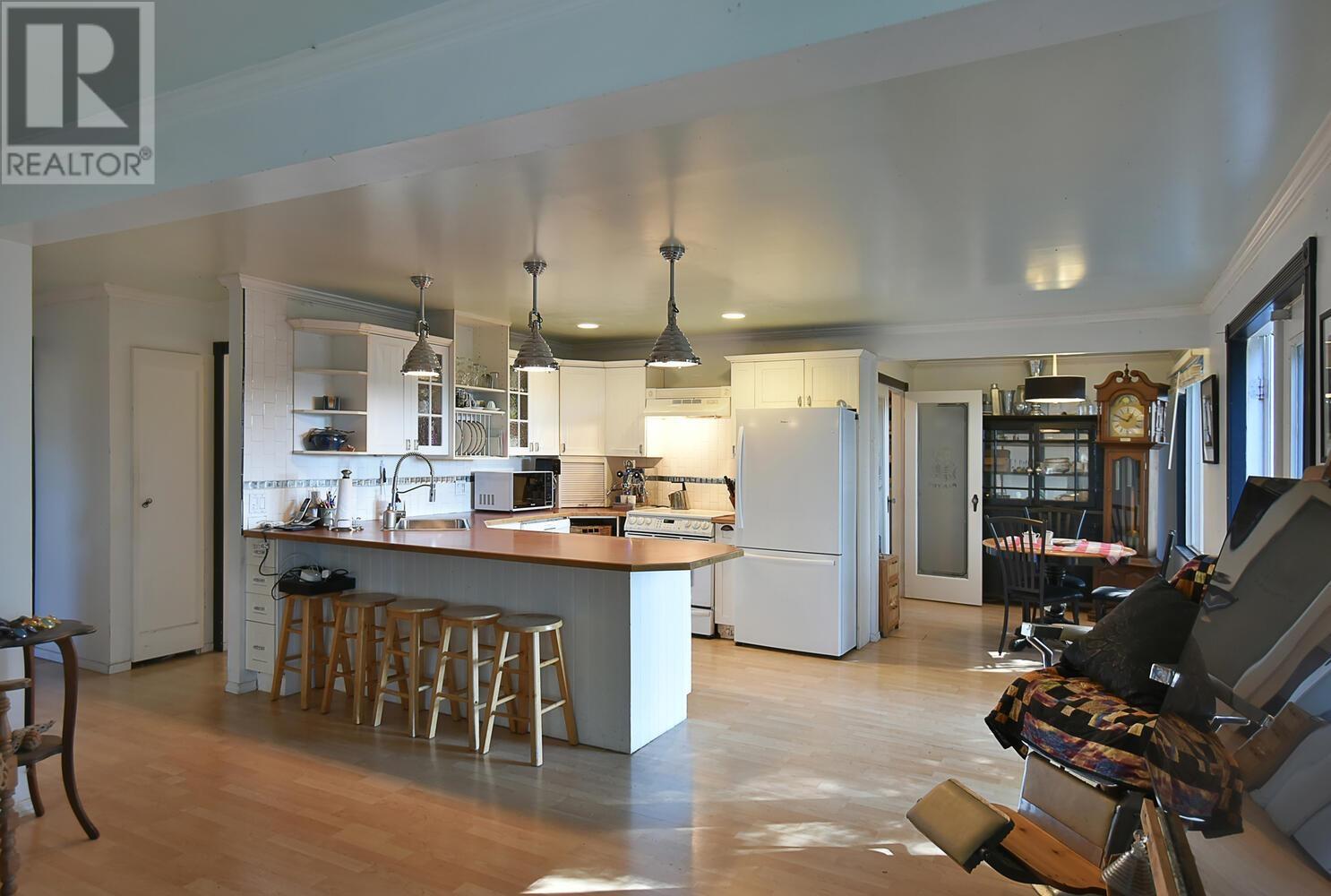 5662 Wharf Avenue, Sechelt, British Columbia  V7Z 0H5 - Photo 3 - R2814211