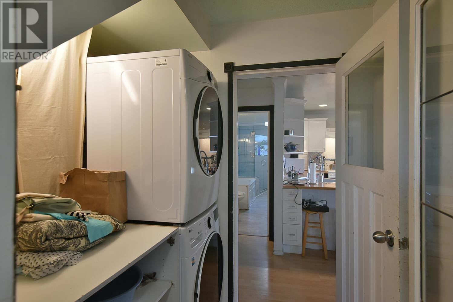 5662 Wharf Avenue, Sechelt, British Columbia  V7Z 0H5 - Photo 13 - R2814211