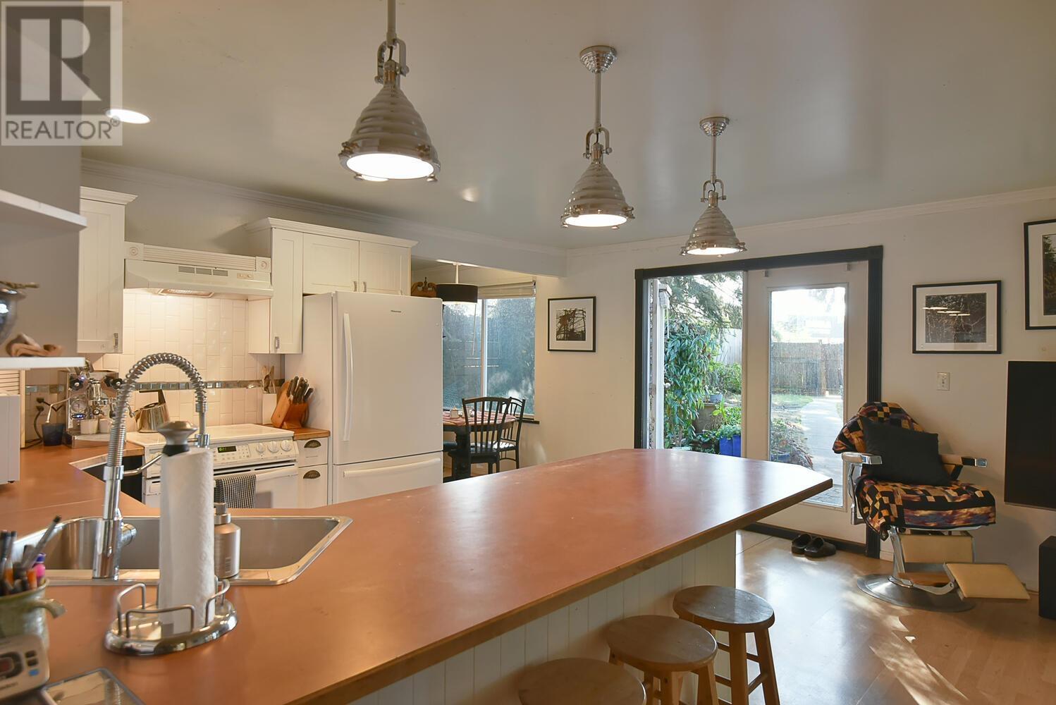 5662 Wharf Avenue, Sechelt, British Columbia  V7Z 0H5 - Photo 2 - R2814211