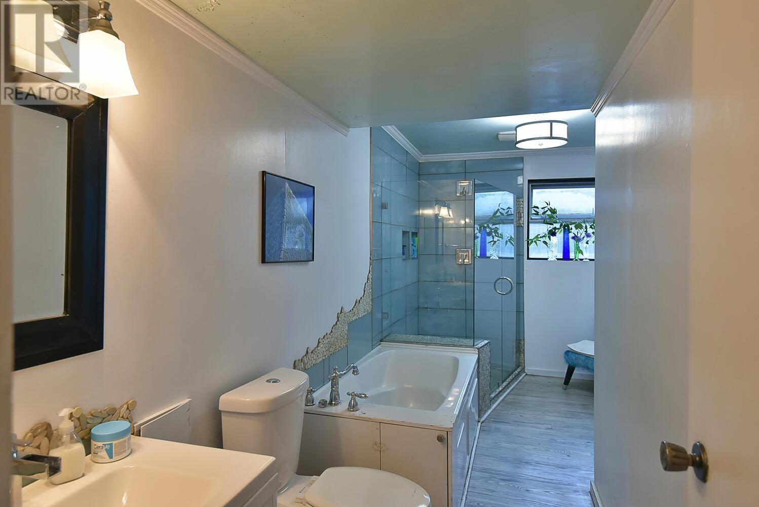 5662 Wharf Avenue, Sechelt, British Columbia  V7Z 0H5 - Photo 9 - R2814211