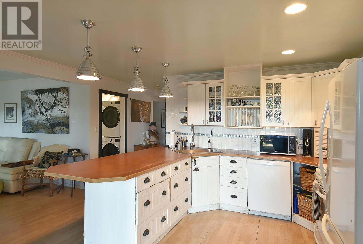 5662 WHARF AVENUE, sechelt, British Columbia