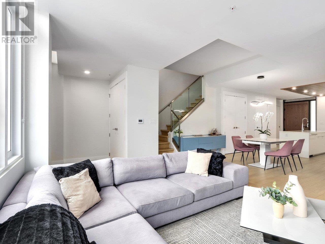 202 6691 NELSON AVENUE, west vancouver, British Columbia