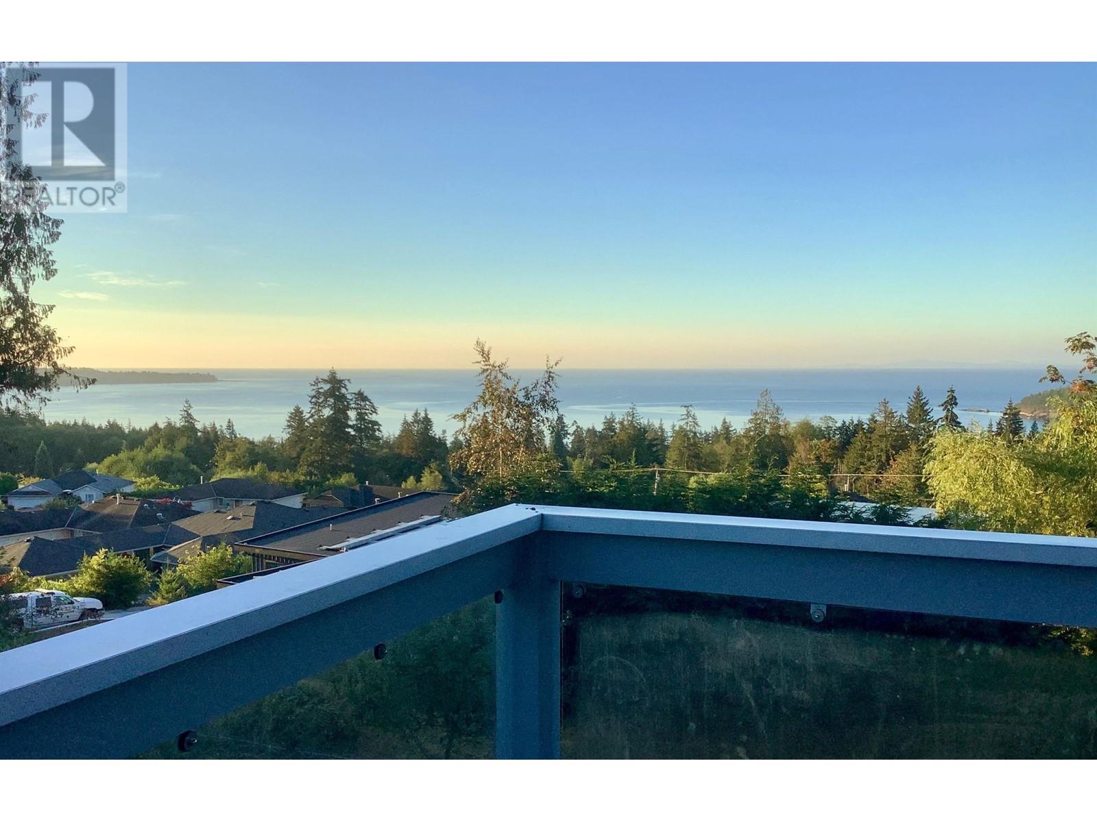 5550 Nickerson Road, Sechelt, British Columbia  V7Z 0M4 - Photo 2 - R2814533