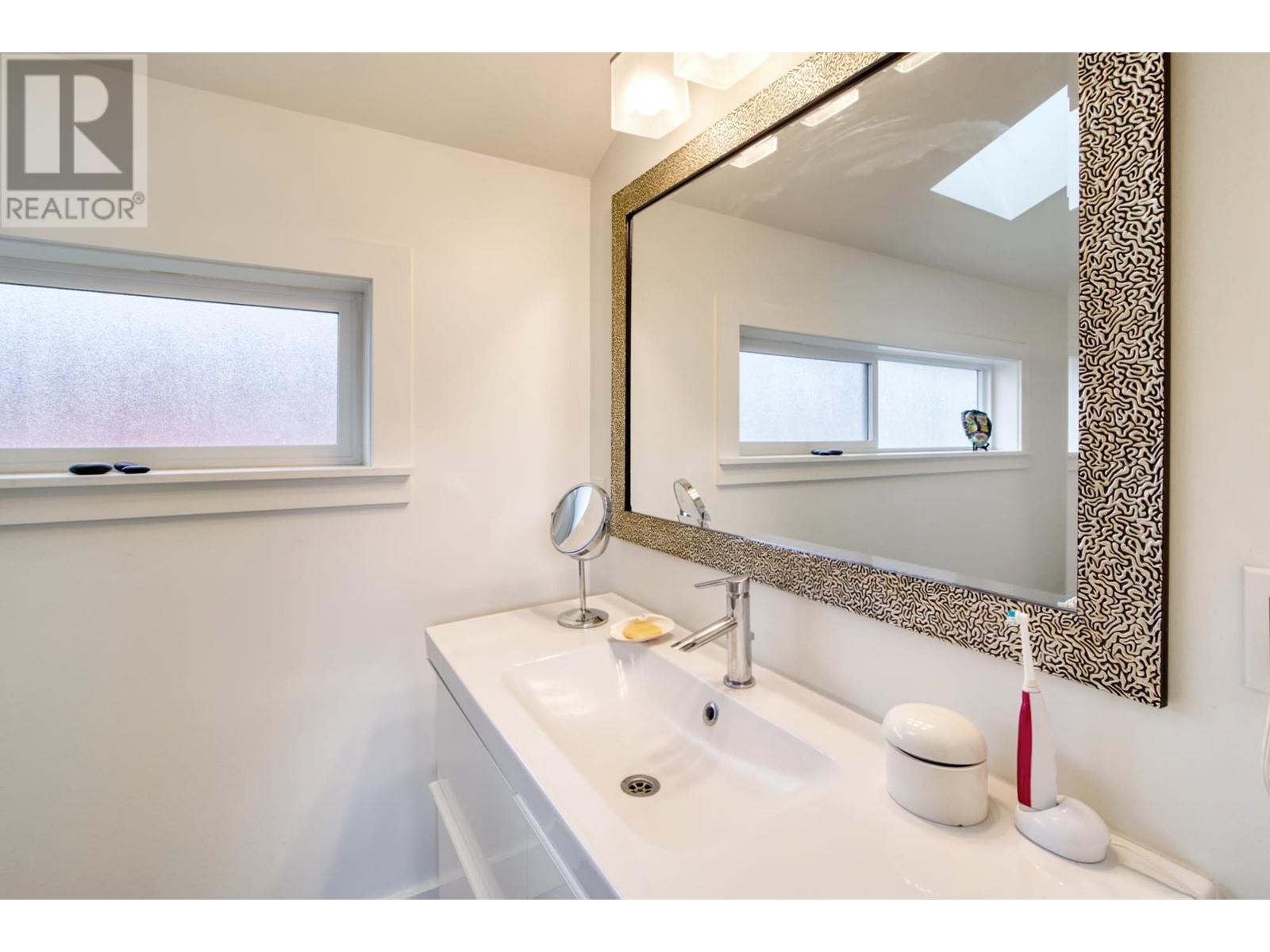 723 Dogwood Road, Gibsons, British Columbia  V0N 1V8 - Photo 13 - R2814621