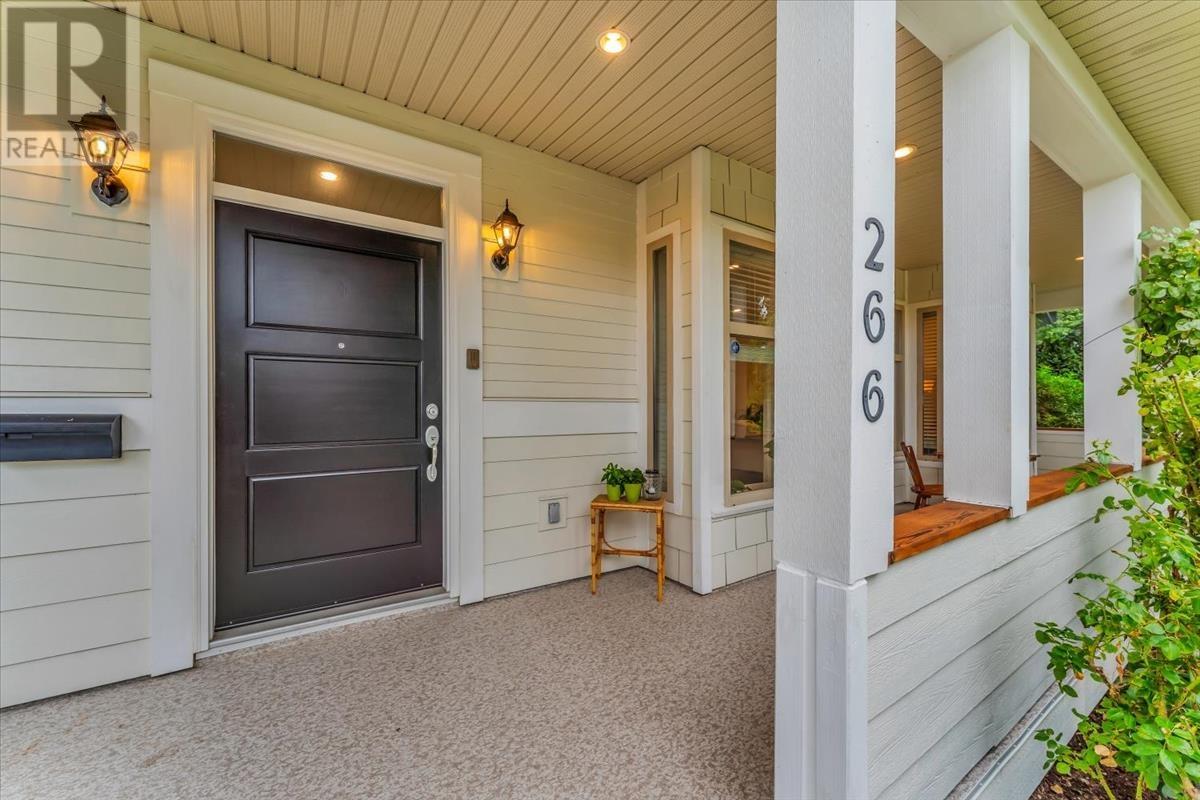 266 W 17th Street, North Vancouver, British Columbia  V7M 1V6 - Photo 3 - R2814443