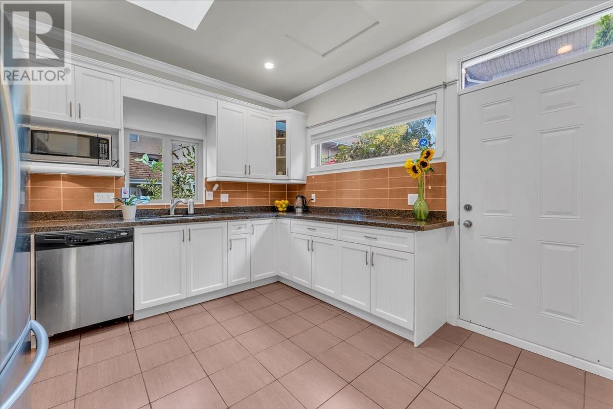 266 W 17th Street, North Vancouver, British Columbia  V7M 1V6 - Photo 13 - R2814443