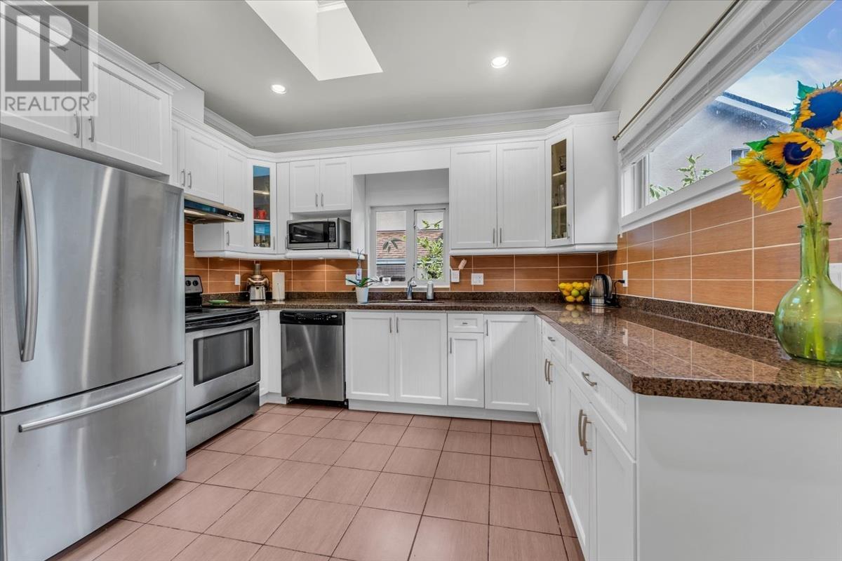 266 W 17th Street, North Vancouver, British Columbia  V7M 1V6 - Photo 14 - R2814443