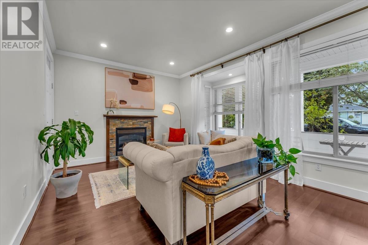 266 W 17th Street, North Vancouver, British Columbia  V7M 1V6 - Photo 9 - R2814443
