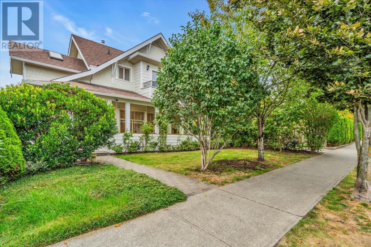 266 W 17th Street, North Vancouver, British Columbia  V7M 1V6 - Photo 2 - R2814443
