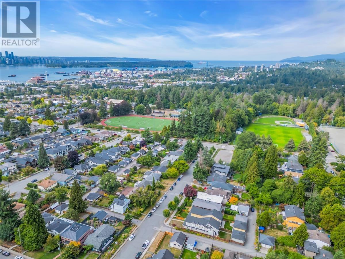 266 W 17th Street, North Vancouver, British Columbia  V7M 1V6 - Photo 30 - R2814443