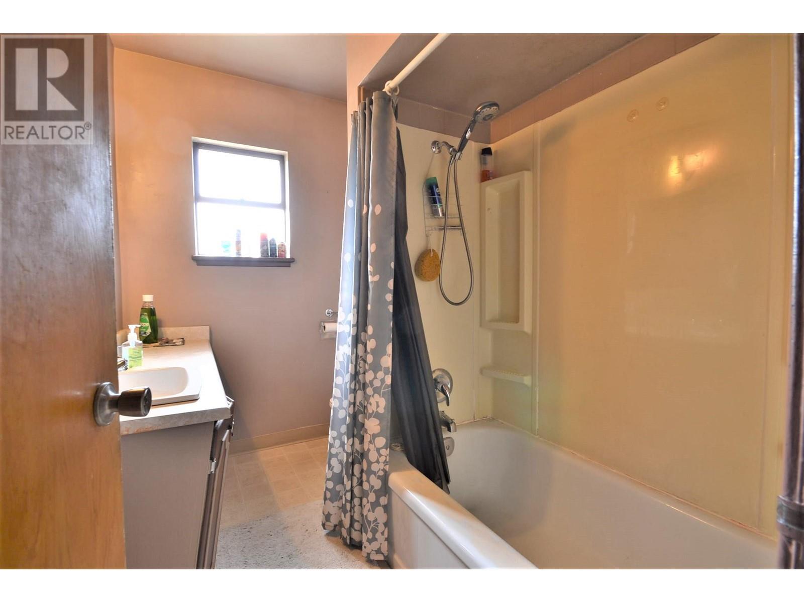 8584 Karrman Avenue, Burnaby, British Columbia  V3N 2M2 - Photo 21 - R2814124