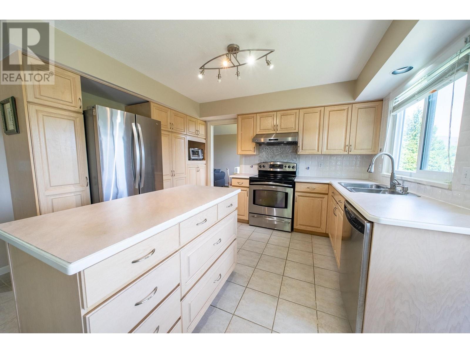 1053 Langara Court, Coquitlam, British Columbia  V3C 6B4 - Photo 8 - R2814785