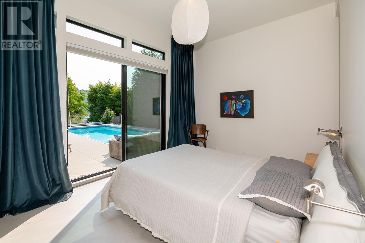 694 Roslyn Boulevard, North Vancouver, British Columbia  V7G 1P3 - Photo 12 - R2814895