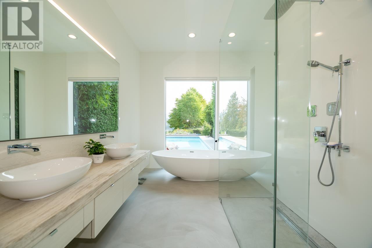 694 Roslyn Boulevard, North Vancouver, British Columbia  V7G 1P3 - Photo 15 - R2814895