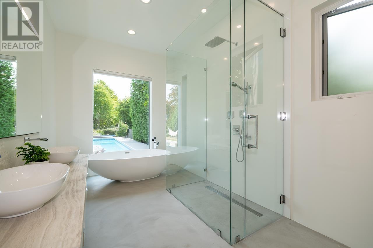 694 Roslyn Boulevard, North Vancouver, British Columbia  V7G 1P3 - Photo 16 - R2814895