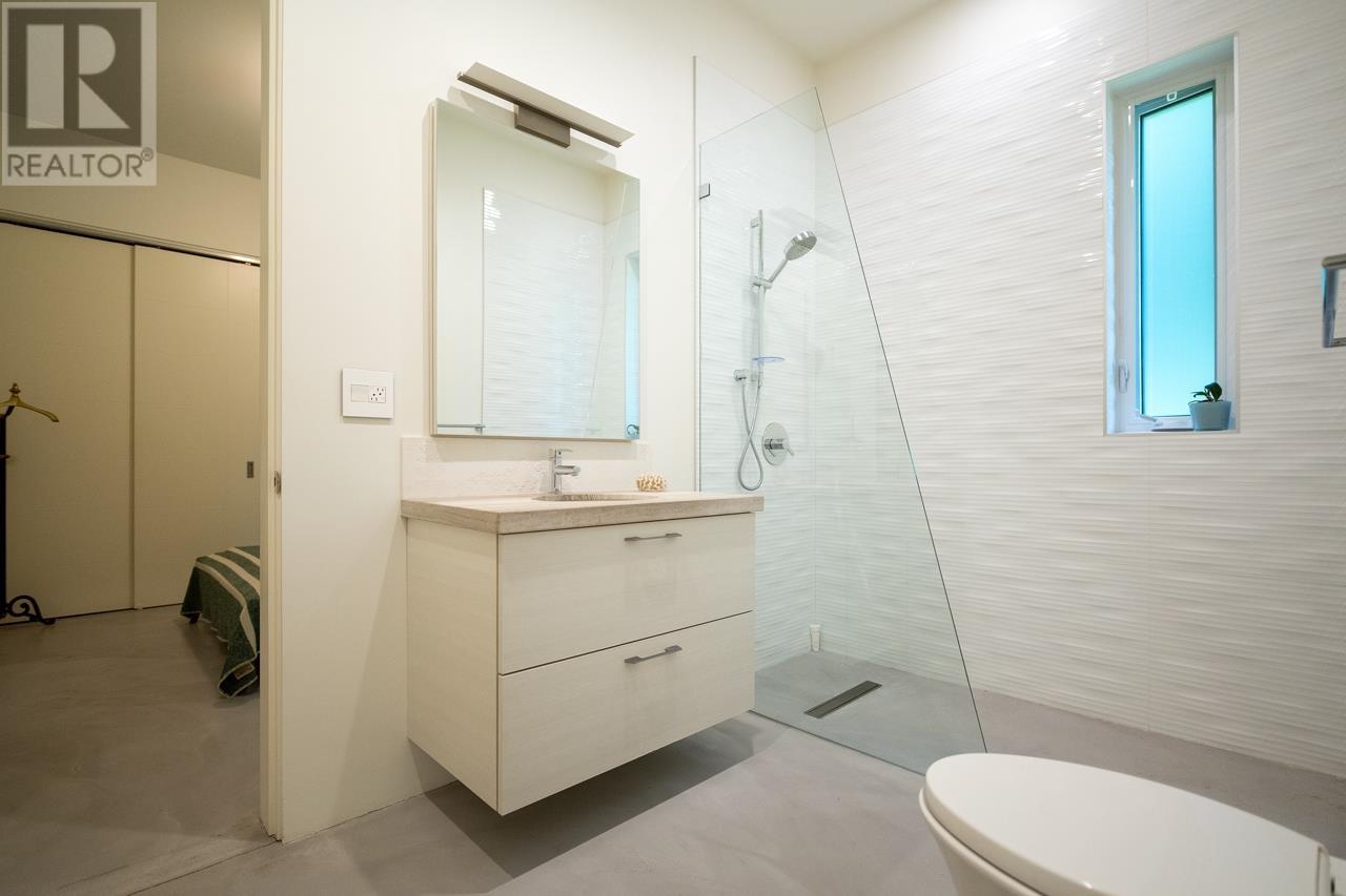 694 Roslyn Boulevard, North Vancouver, British Columbia  V7G 1P3 - Photo 19 - R2814895