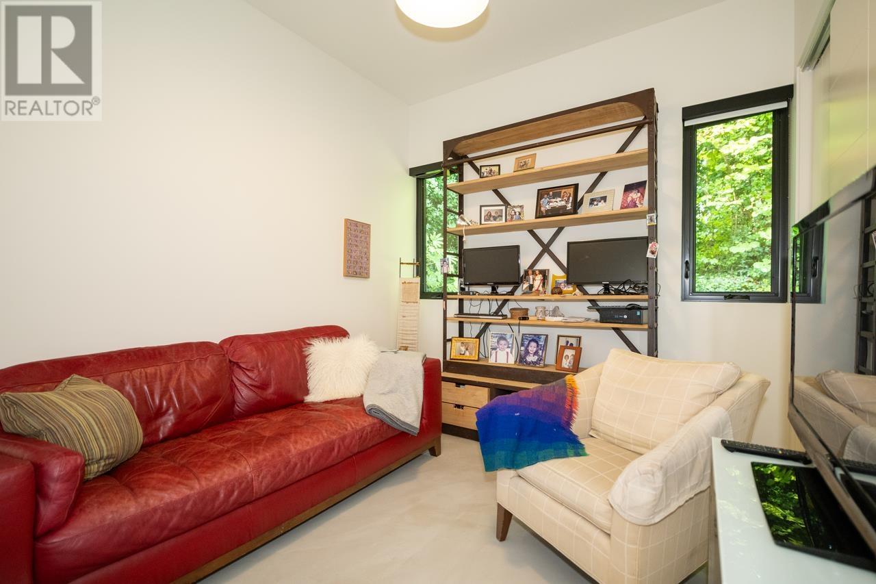 694 Roslyn Boulevard, North Vancouver, British Columbia  V7G 1P3 - Photo 21 - R2814895