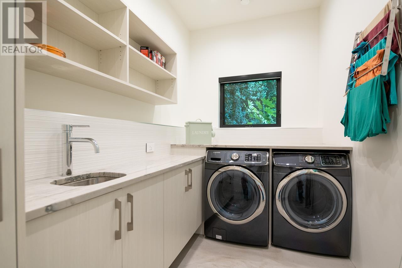 694 Roslyn Boulevard, North Vancouver, British Columbia  V7G 1P3 - Photo 22 - R2814895