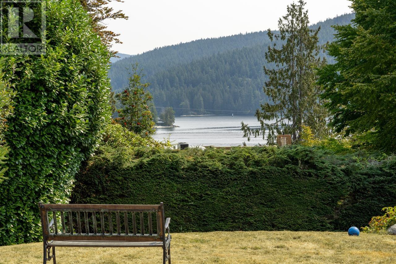 694 Roslyn Boulevard, North Vancouver, British Columbia  V7G 1P3 - Photo 3 - R2814895
