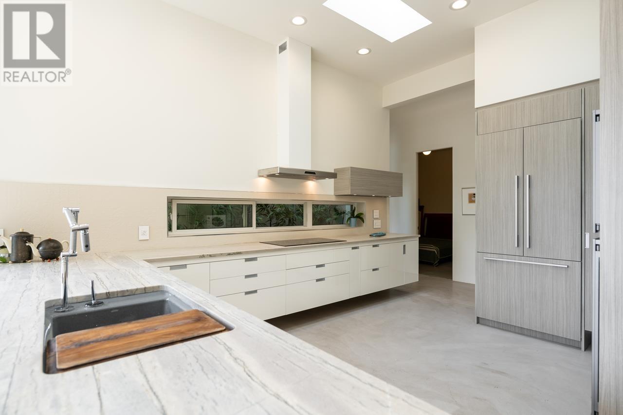 694 Roslyn Boulevard, North Vancouver, British Columbia  V7G 1P3 - Photo 5 - R2814895