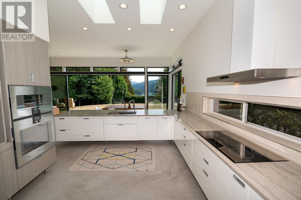 694 Roslyn Boulevard, North Vancouver, British Columbia  V7G 1P3 - Photo 6 - R2814895