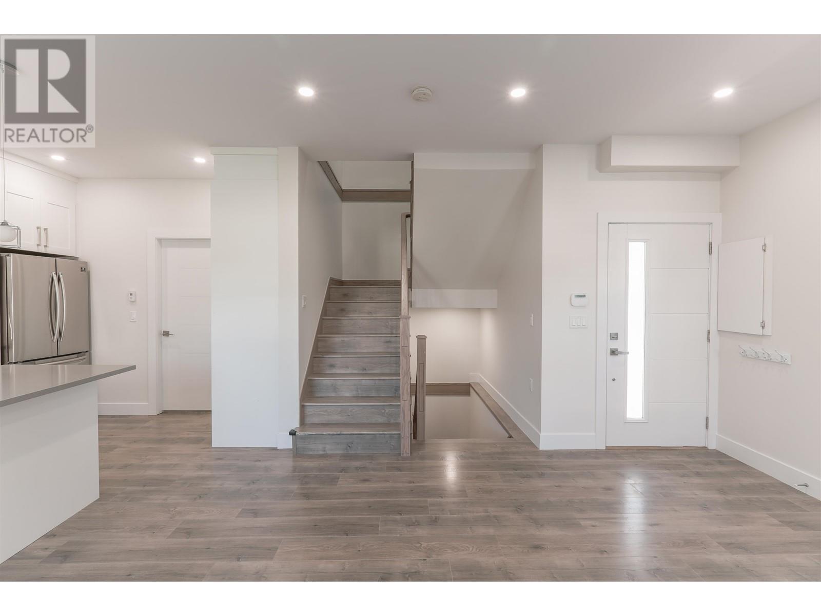 2255 E 35th Avenue, Vancouver, British Columbia  V5P 1C1 - Photo 2 - R2808048