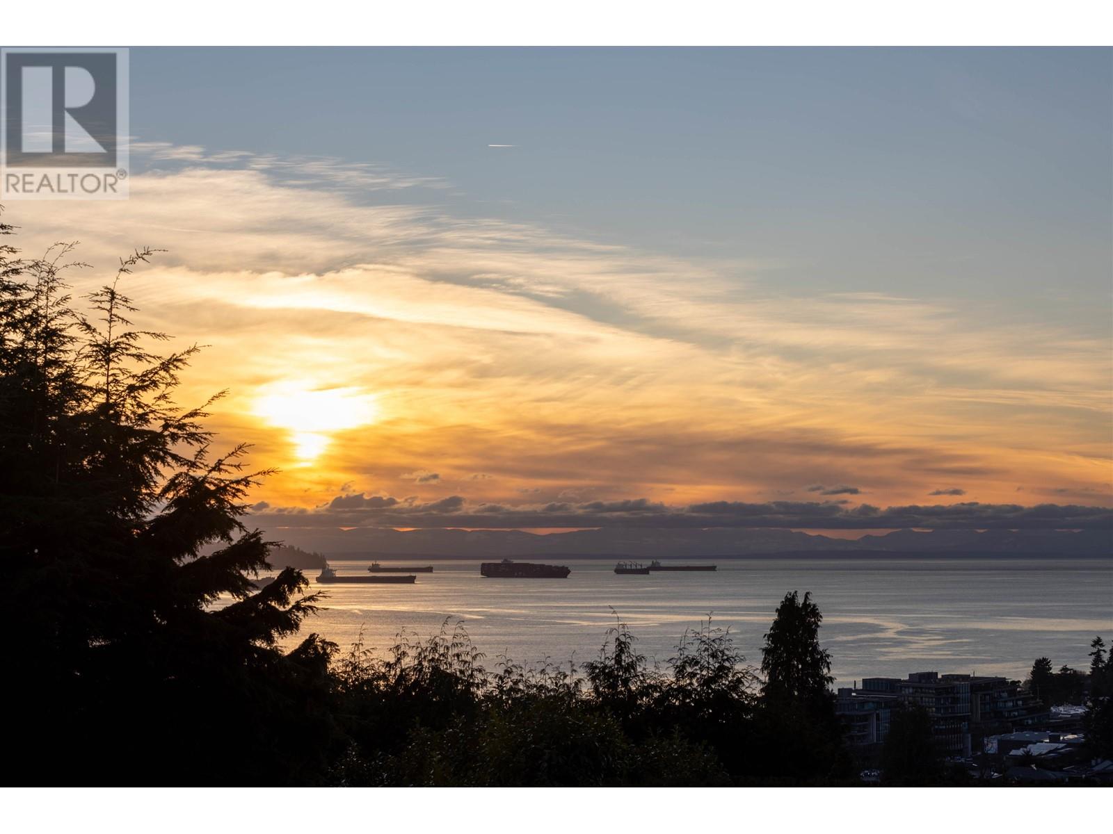 1245 Esquimalt Avenue, West Vancouver, British Columbia  V7T 1K4 - Photo 2 - R2814876
