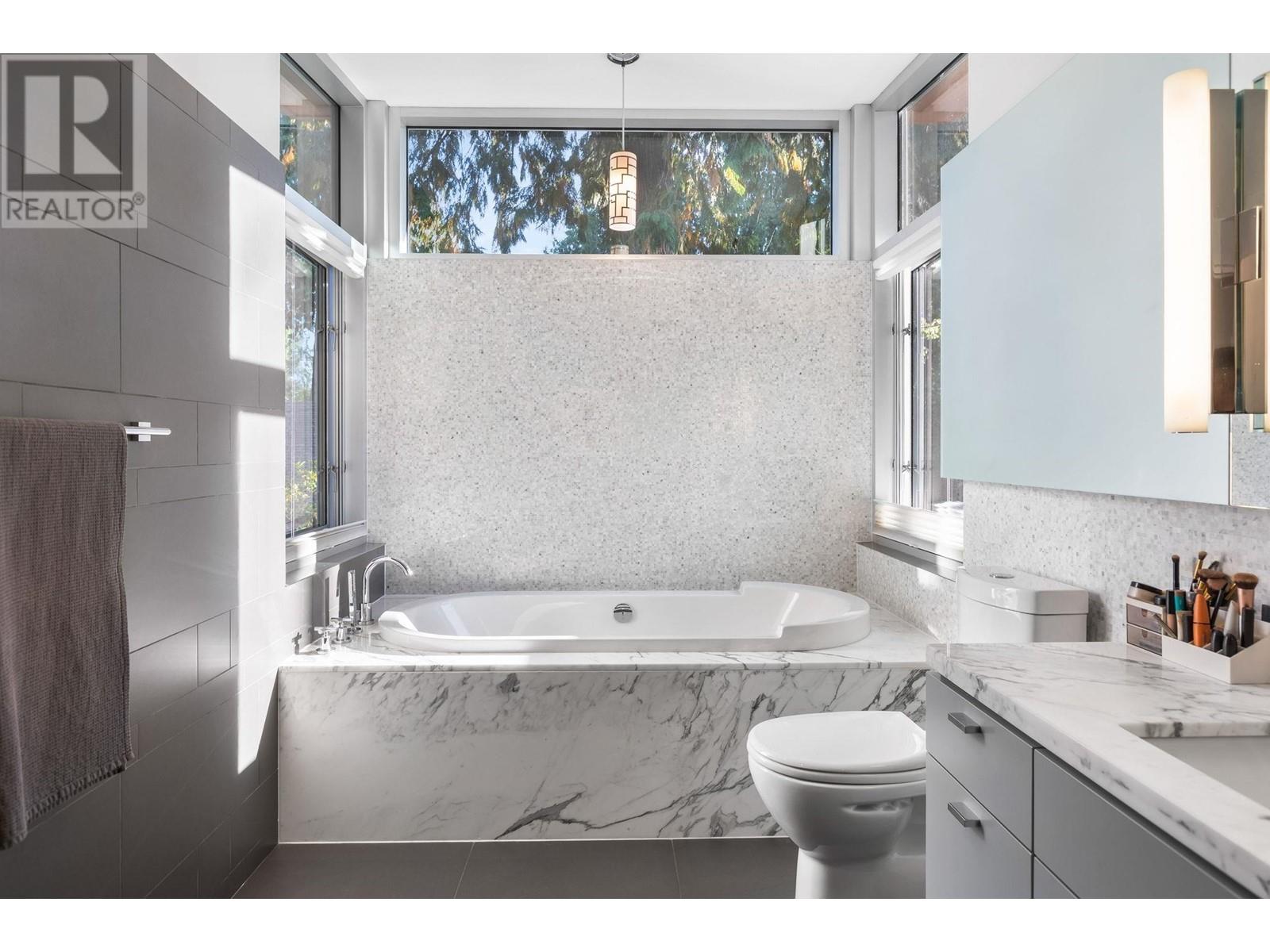 2580 Colwood Drive, North Vancouver, British Columbia  V7R 2R1 - Photo 16 - R2814033