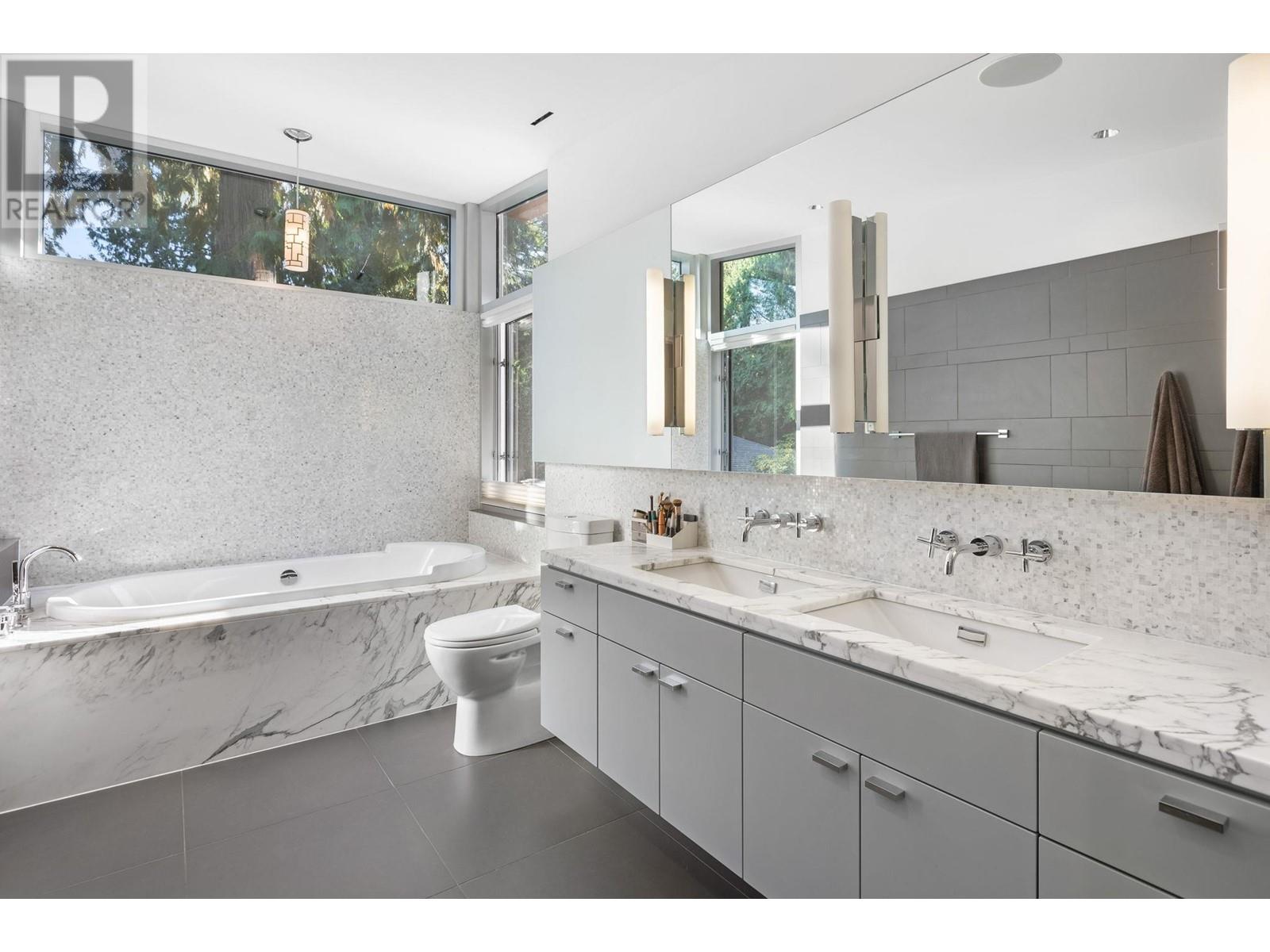 2580 Colwood Drive, North Vancouver, British Columbia  V7R 2R1 - Photo 15 - R2814033