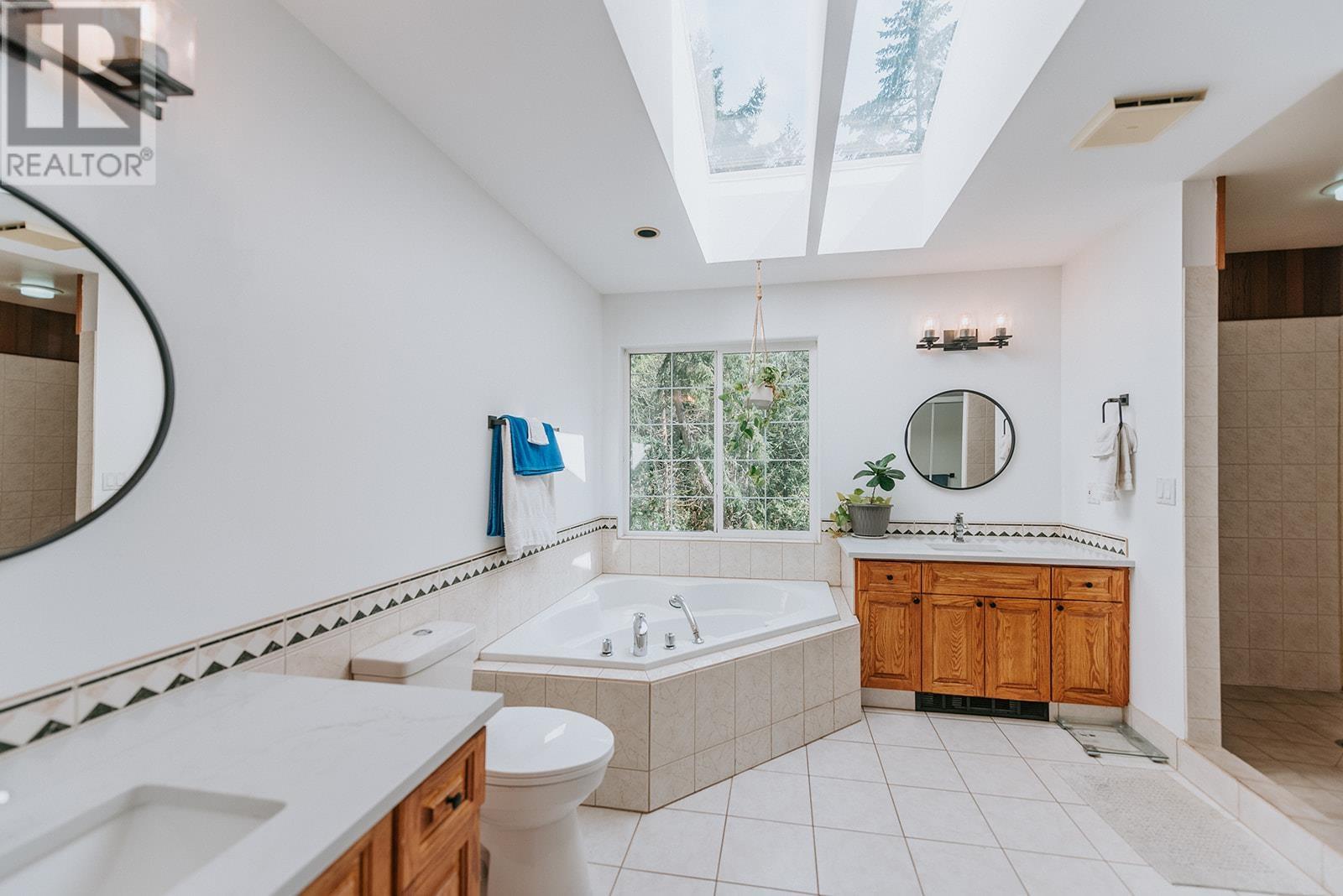 5809-5811 Brooks Road, Halfmoon Bay, British Columbia  V7Z 1G7 - Photo 14 - R2815811