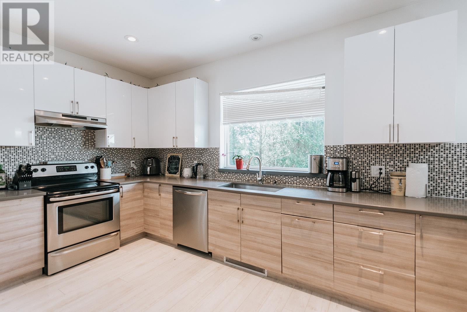 5809-5811 Brooks Road, Halfmoon Bay, British Columbia  V7Z 1G7 - Photo 22 - R2815811