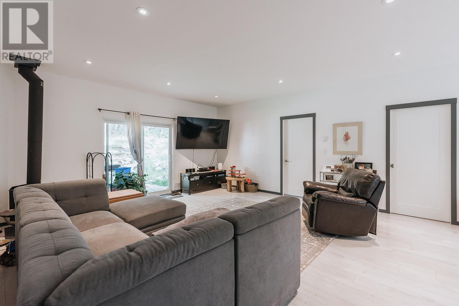 5809-5811 Brooks Road, Halfmoon Bay, British Columbia  V7Z 1G7 - Photo 24 - R2815811