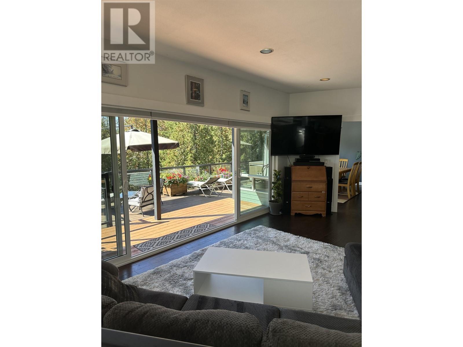 5809-5811 Brooks Road, Halfmoon Bay, British Columbia  V7Z 1G7 - Photo 7 - R2815811