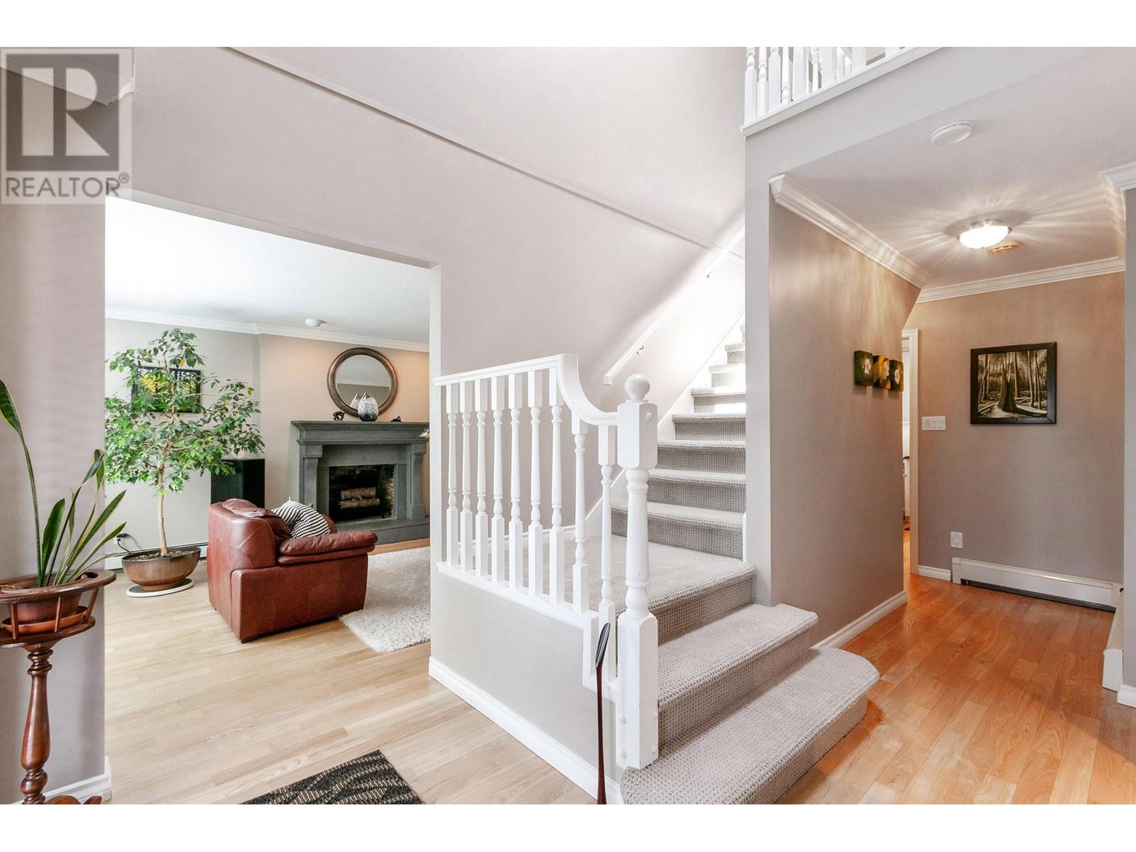 2036 Hill Drive, North Vancouver, British Columbia  V7H 2N5 - Photo 3 - R2815864
