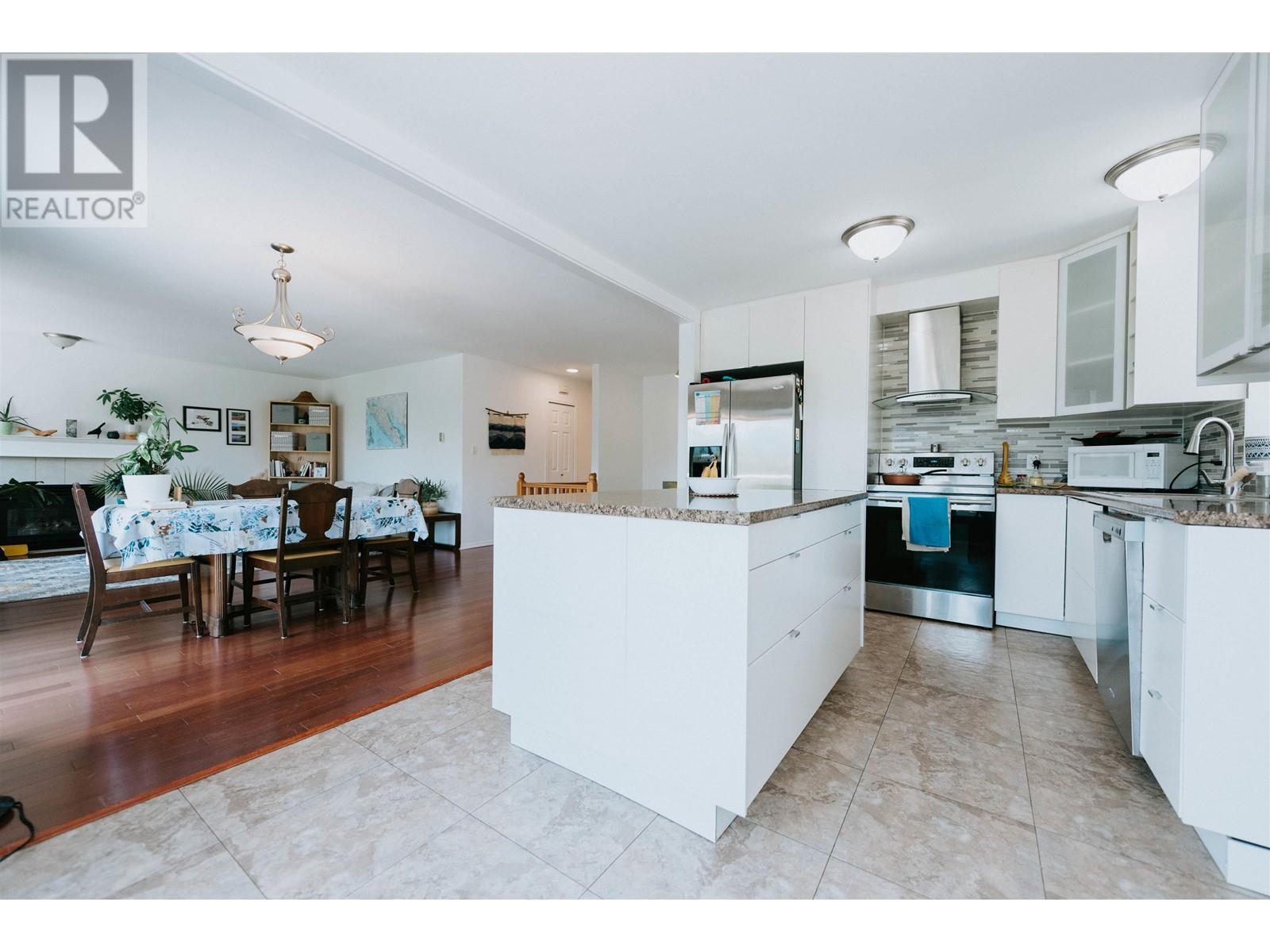 5829 Marine Way, Sechelt, British Columbia  V7Z 0R3 - Photo 5 - R2813992