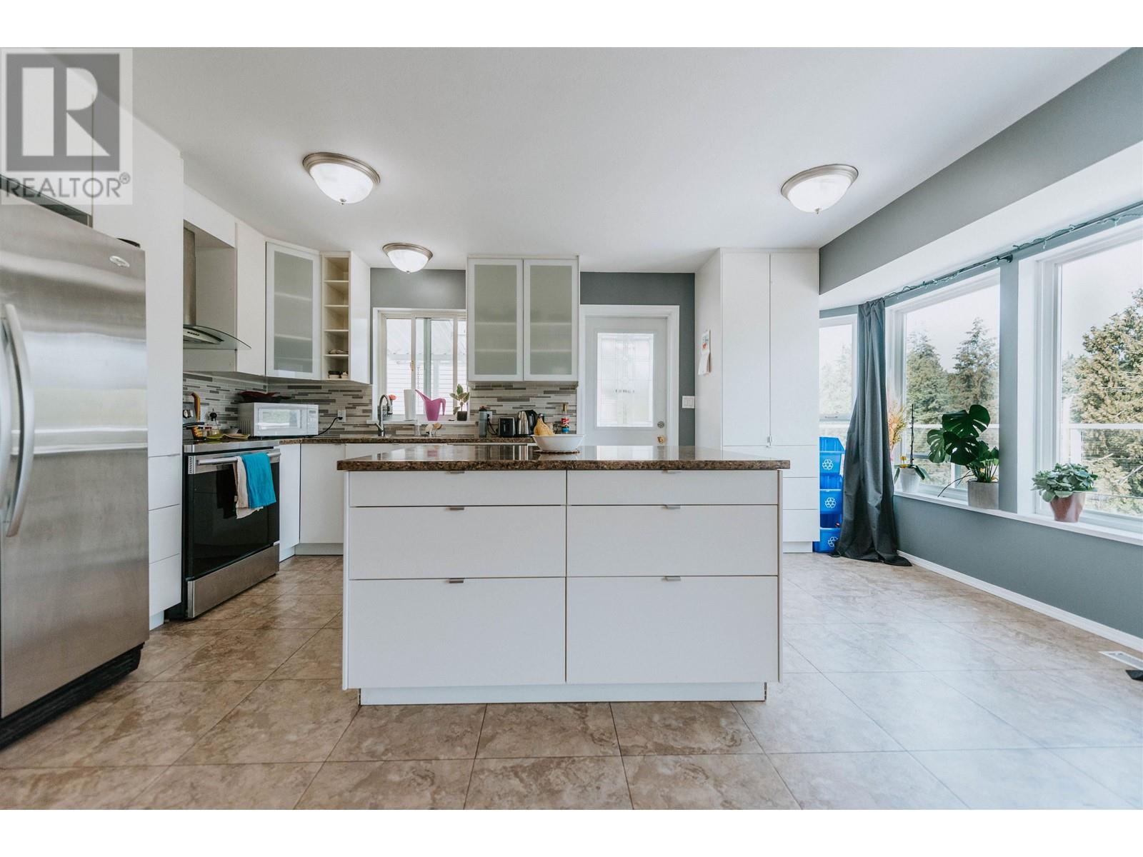 5829 Marine Way, Sechelt, British Columbia  V7Z 0R3 - Photo 4 - R2813992