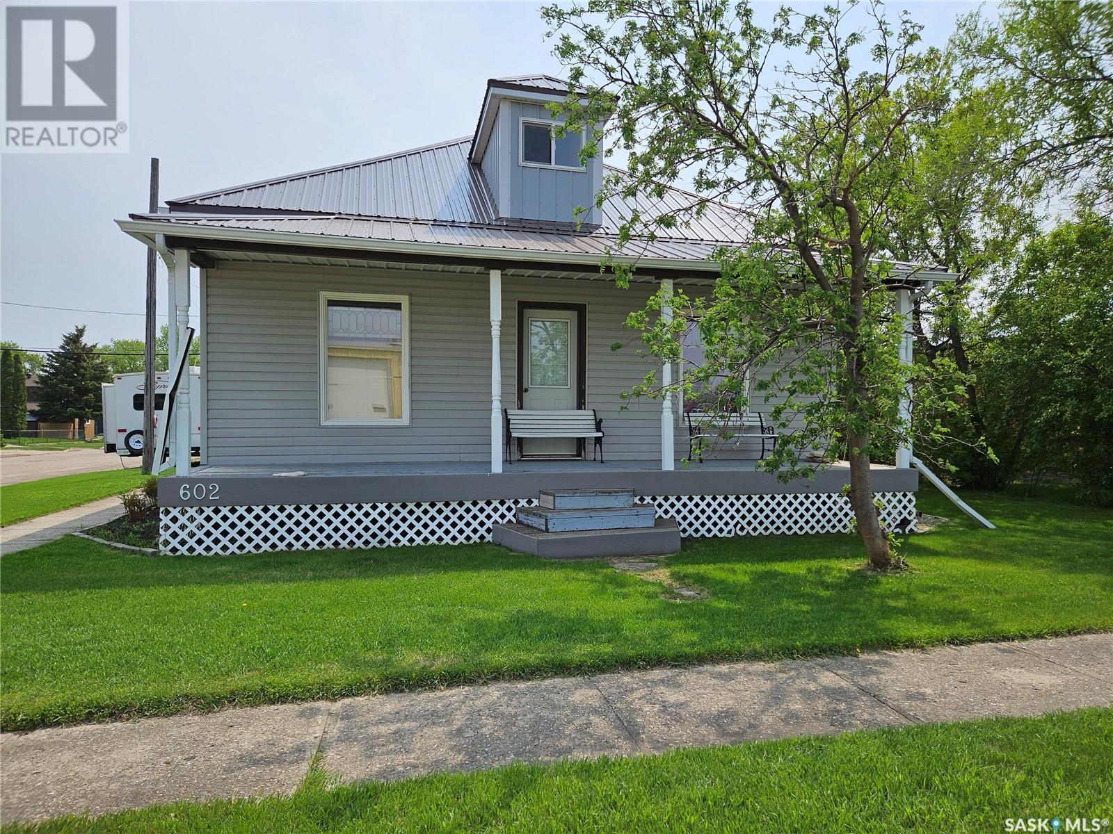 602 Railway Avenue, Bienfait, Saskatchewan  S0C 0M0 - Photo 1 - SK945484