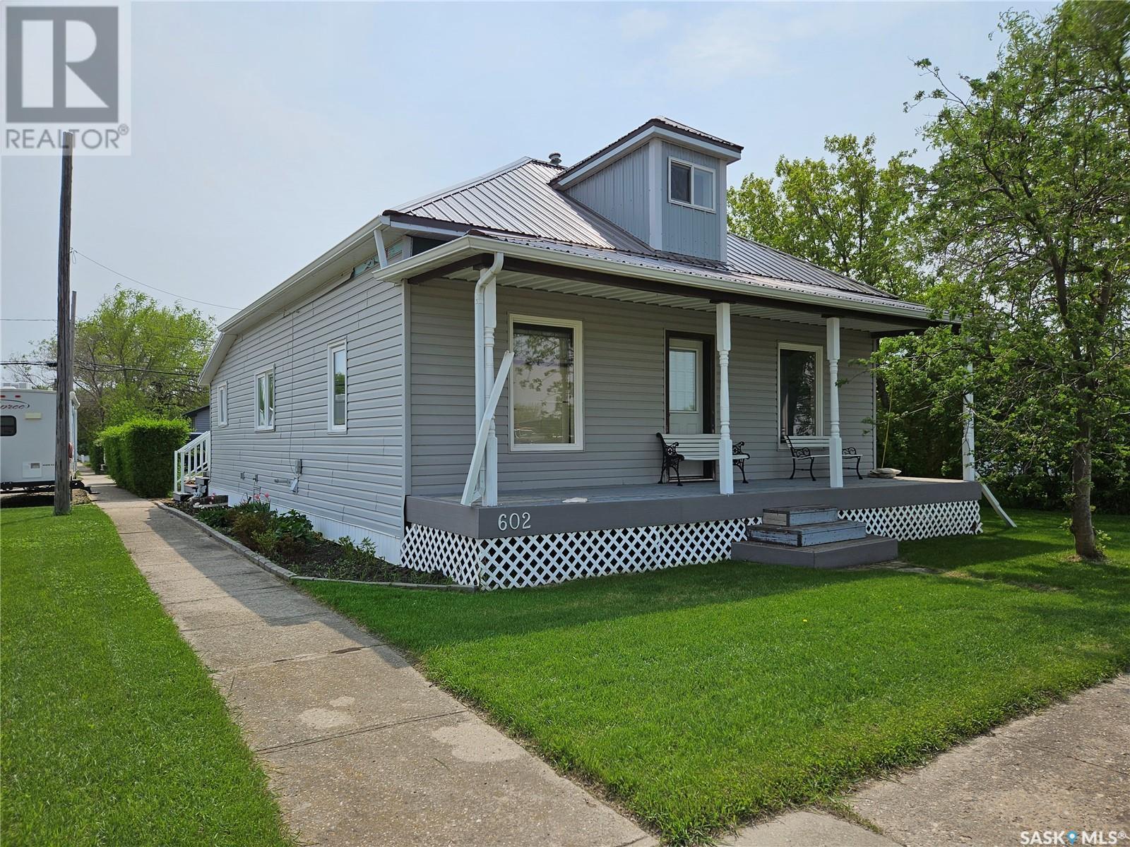 602 Railway Avenue, Bienfait, Saskatchewan  S0C 0M0 - Photo 2 - SK945484