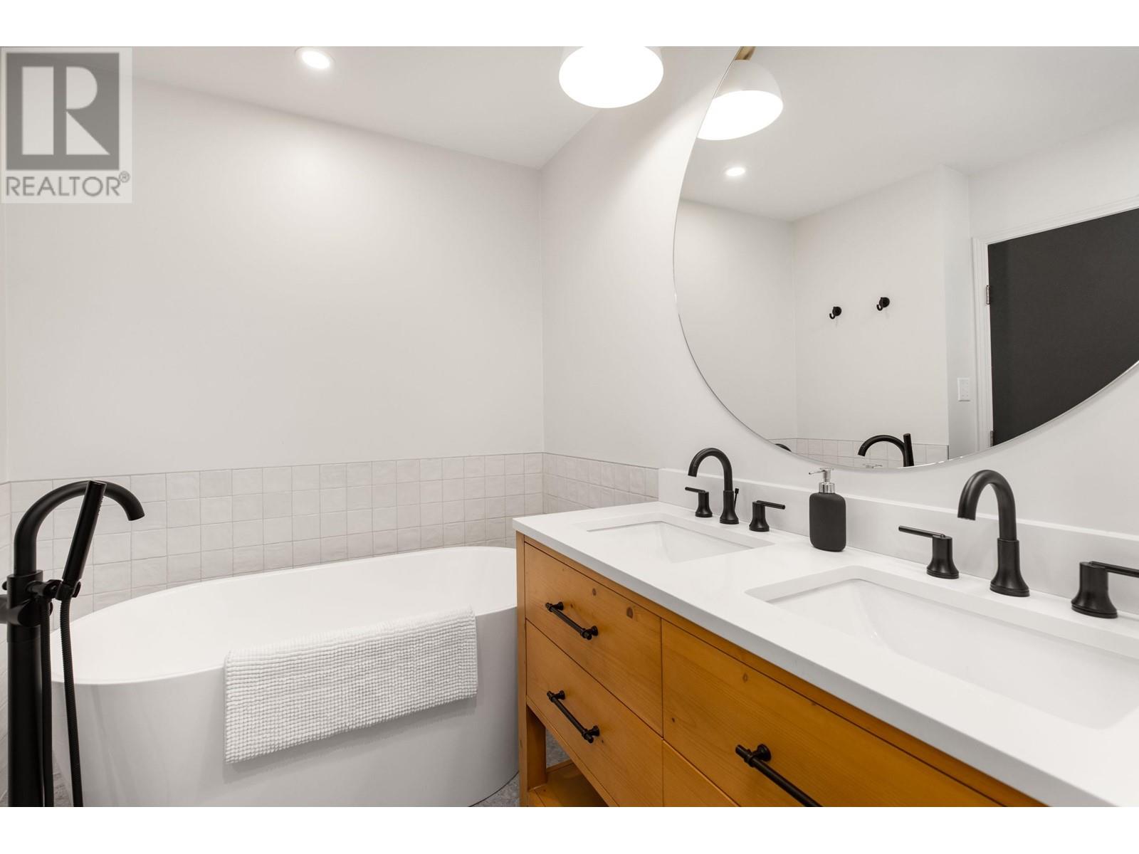 19 2200 Taylor Way, Whistler, British Columbia  V0N 1B2 - Photo 13 - R2816109