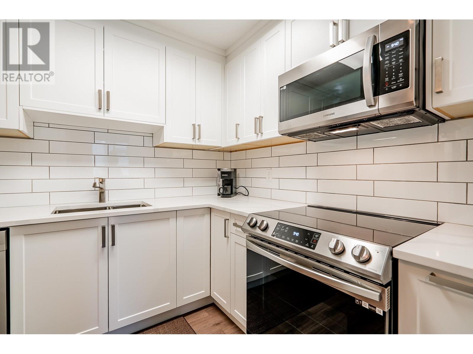 802 3771 Bartlett Court, Burnaby, British Columbia  V5C 3K5 - Photo 4 - R2811160